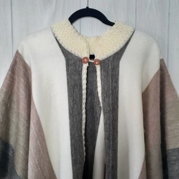 Ladies Poncho Cream Brown Green Crocheted Trim Unbranded One Size - Picture 3 of 5